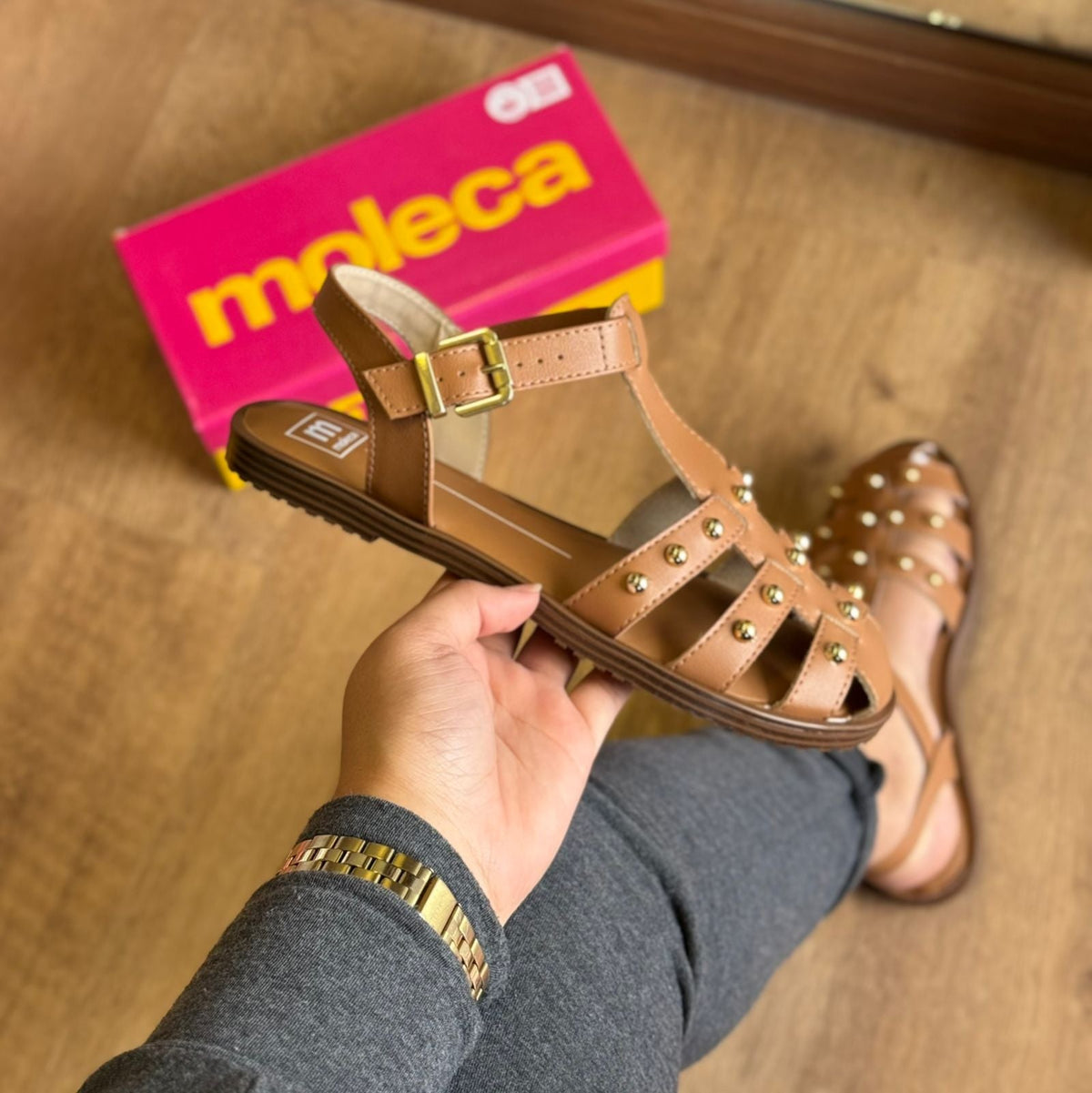 Sandália Moleca Rasteira Pedrinhas Douradas 5555.202