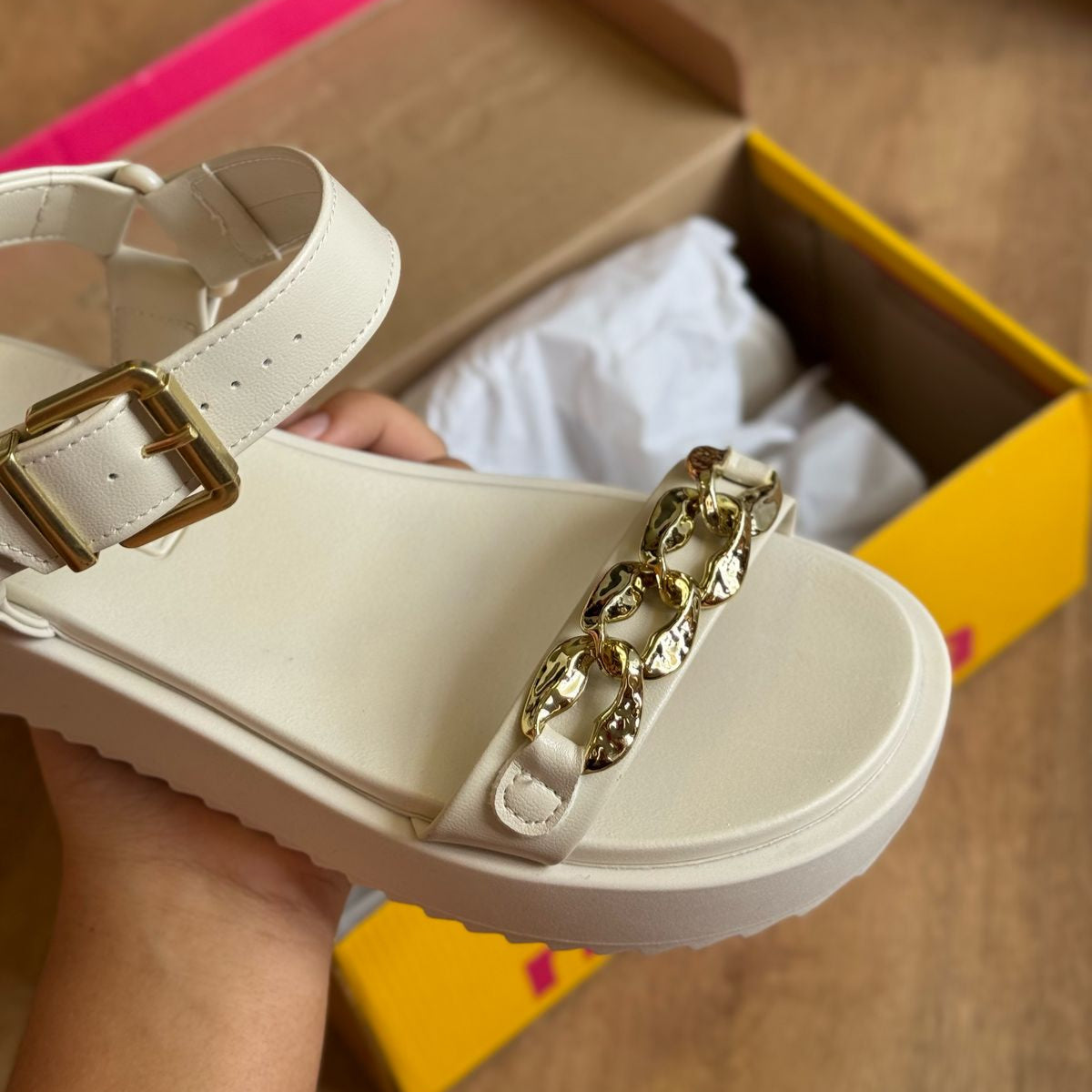 Sandália Papete Moleca Detalhes Dourados 5489.118