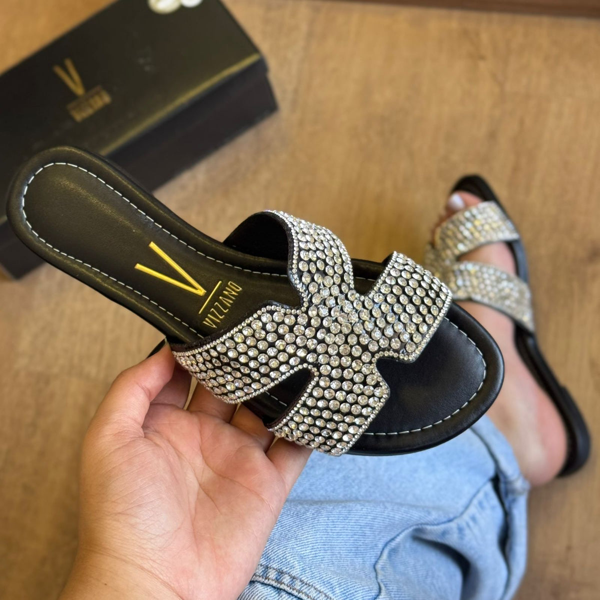 Sandália Rasteira Cravejada Vizzano (Linha Especial de Ano Novo Últimas Unidades)