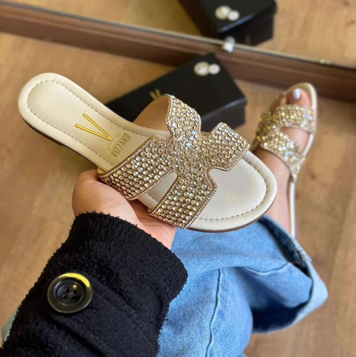 Sandália Rasteira Cravejada Vizzano (Linha Especial de Ano Novo Últimas Unidades)