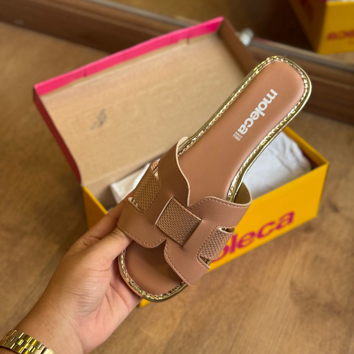 Sandália Moleca Rasteira Brilhosa 5435.553