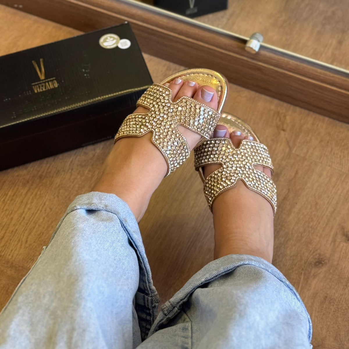 Sandália Rasteira Cravejada Vizzano (Linha Especial de Ano Novo Últimas Unidades)