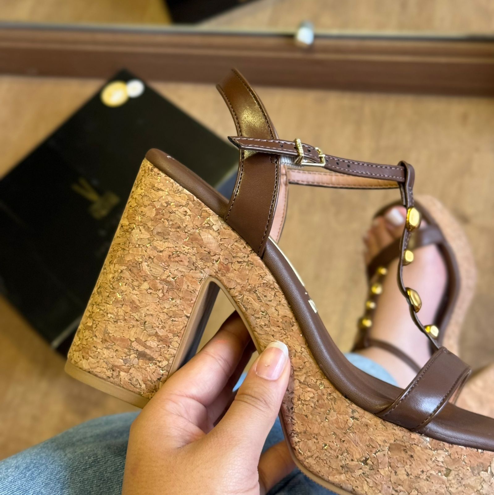 Sandália Vizzano Salto Bloco Detalhe Dourado nas Tiras 6541.101